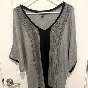 Great Looking V-Neck Pullover Top. Black & Gray Spandex/Rayon Blend. Size Med.